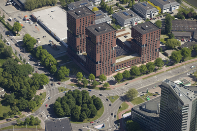 802599 Luchtfoto van het City Campus Max gebouw (Europaplein) te Utrecht, uit het zuidwesten.